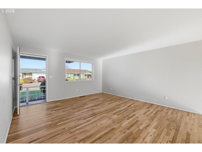 Living Room/Entrance