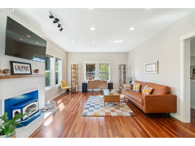 Living Room/Entrance