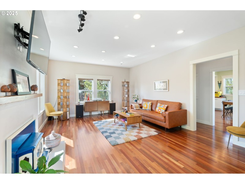 Living Room/Entrance