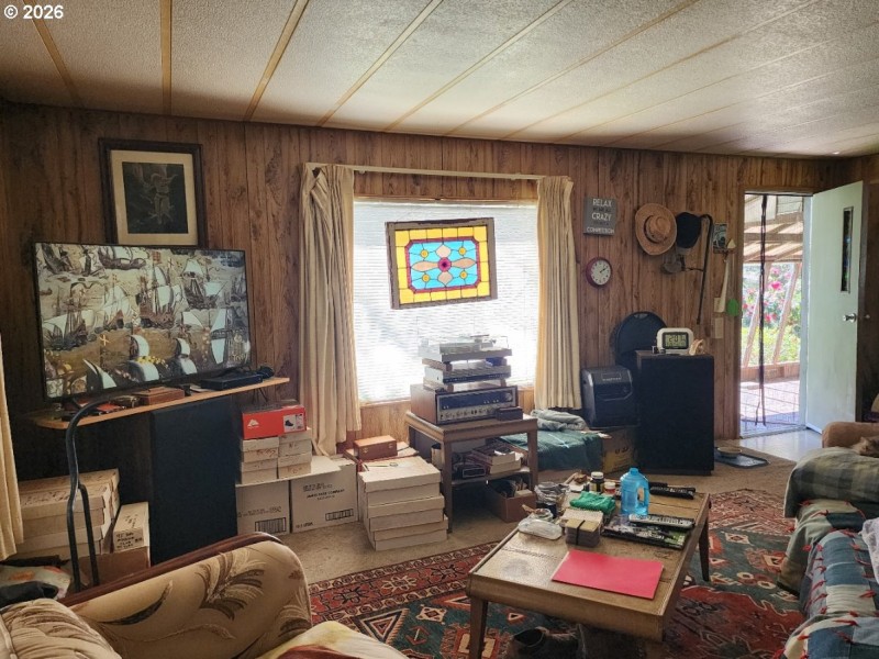 Living Room/Entrance