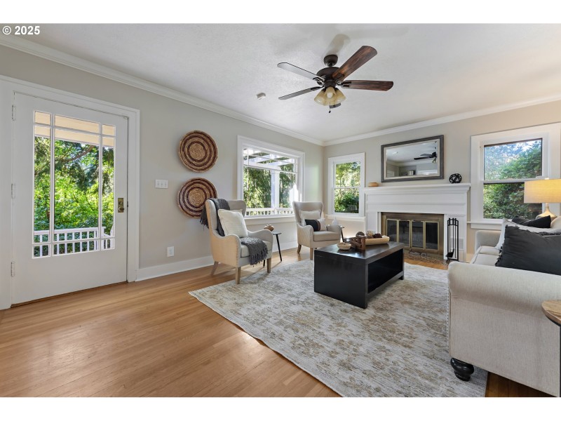 Living Room/Entrance