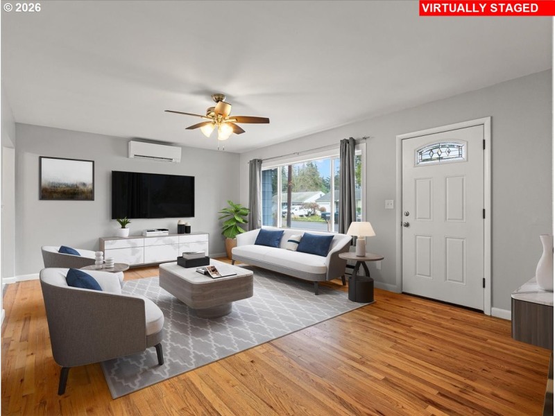 Living Room/Entrance