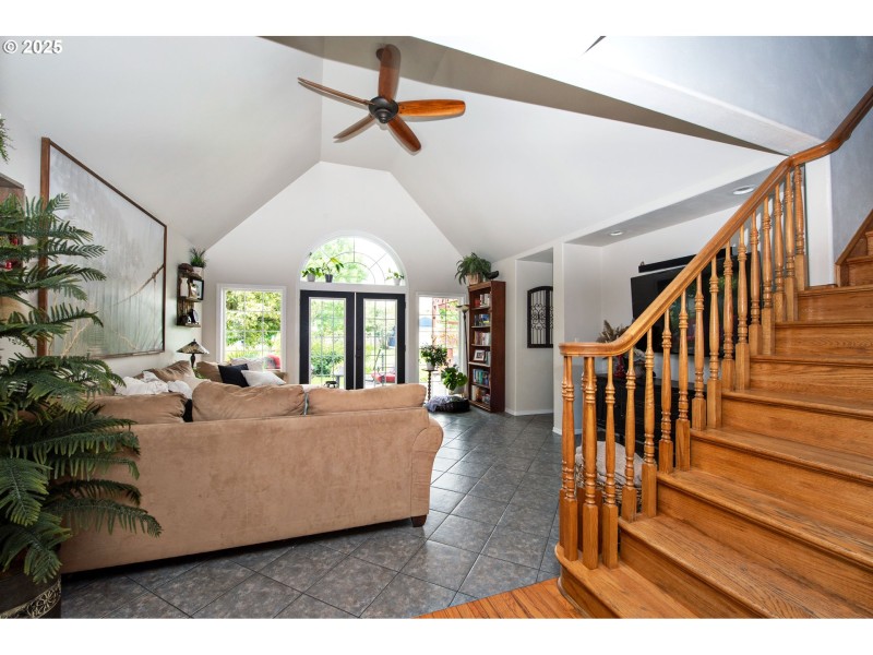 Living Room/Entrance