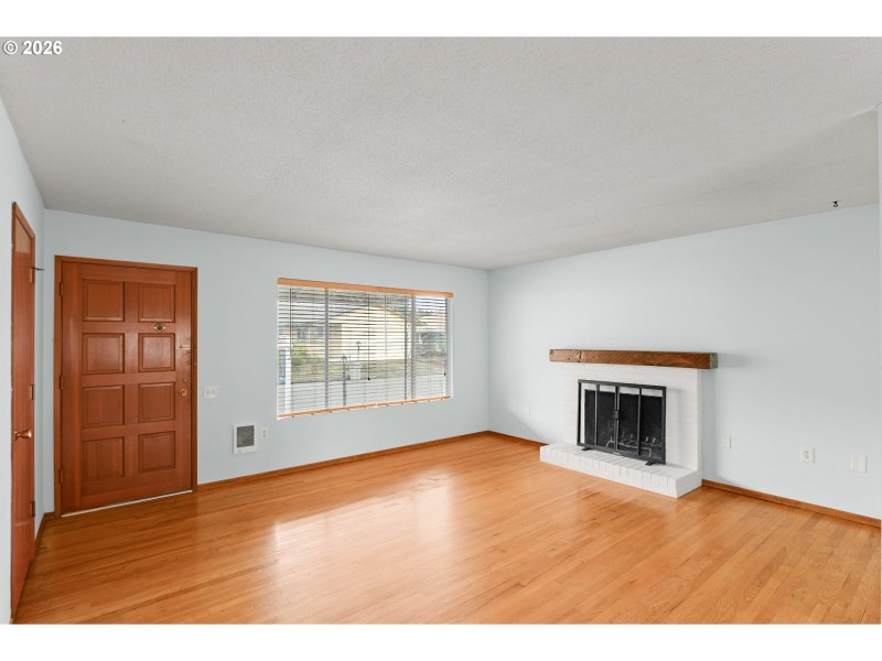 Living Room/Entrance