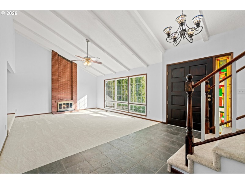 Living Room/Entrance