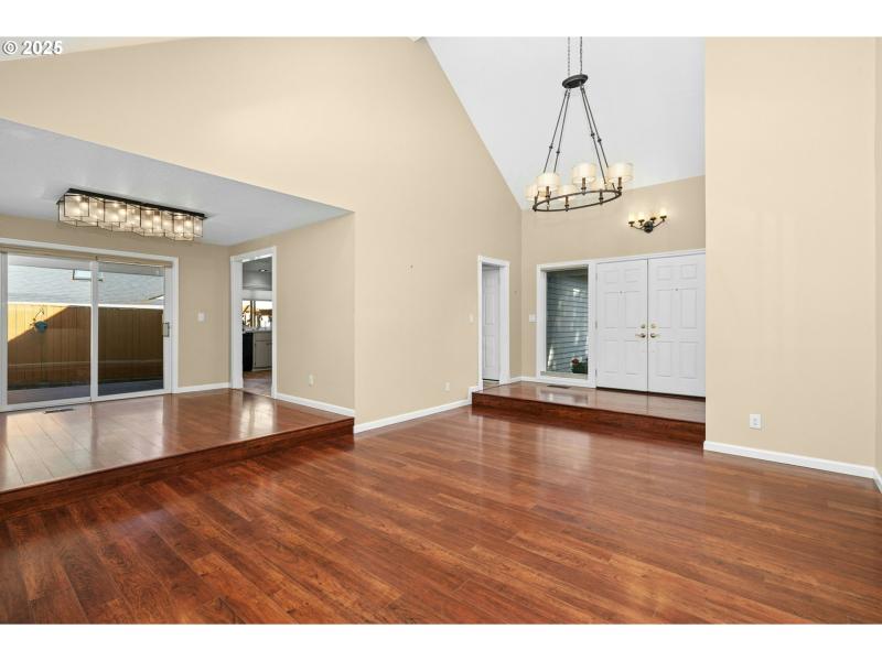 Living Room/Entrance