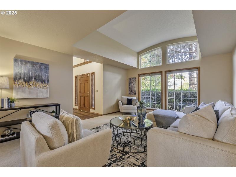 Living Room/Entrance