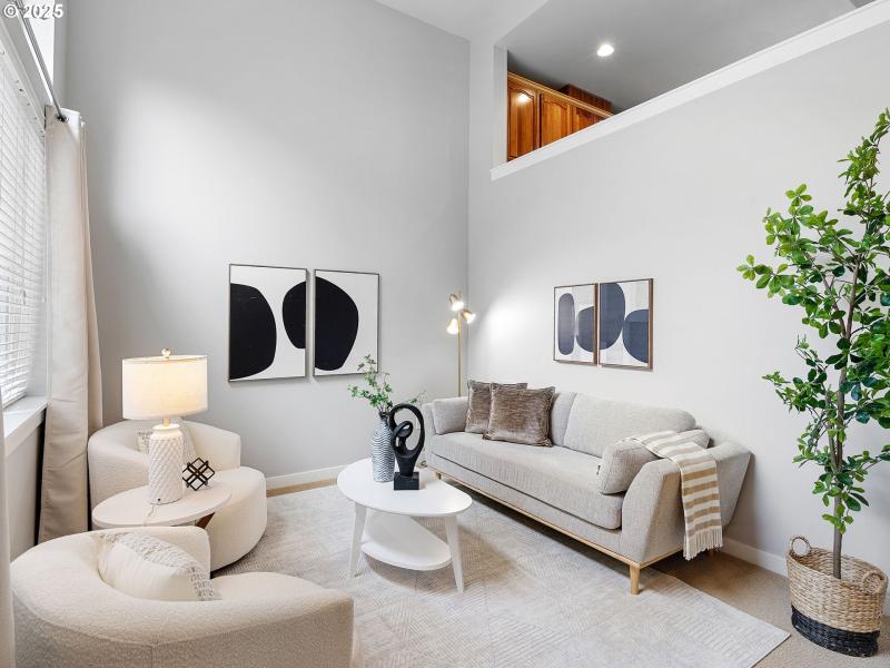 Living Room/Entrance