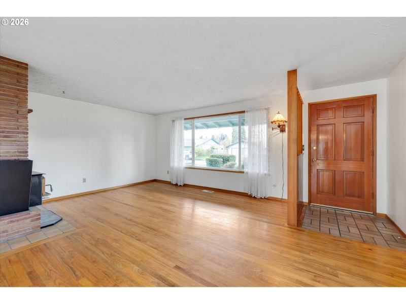 Living Room/Entrance