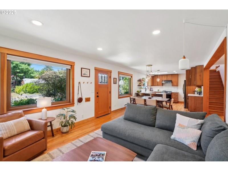 Living Room/Entrance