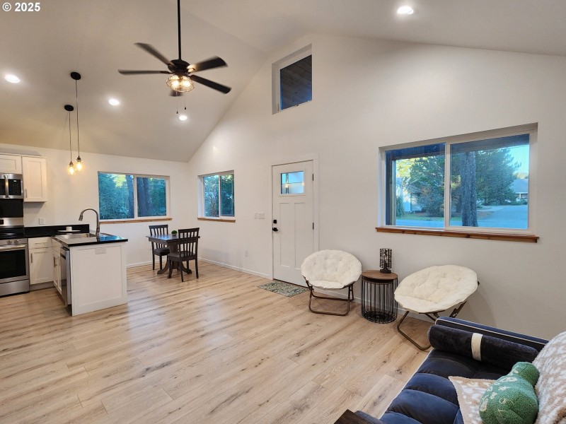 Living Room/Entrance