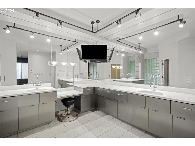 Owner's Suite Bathroom