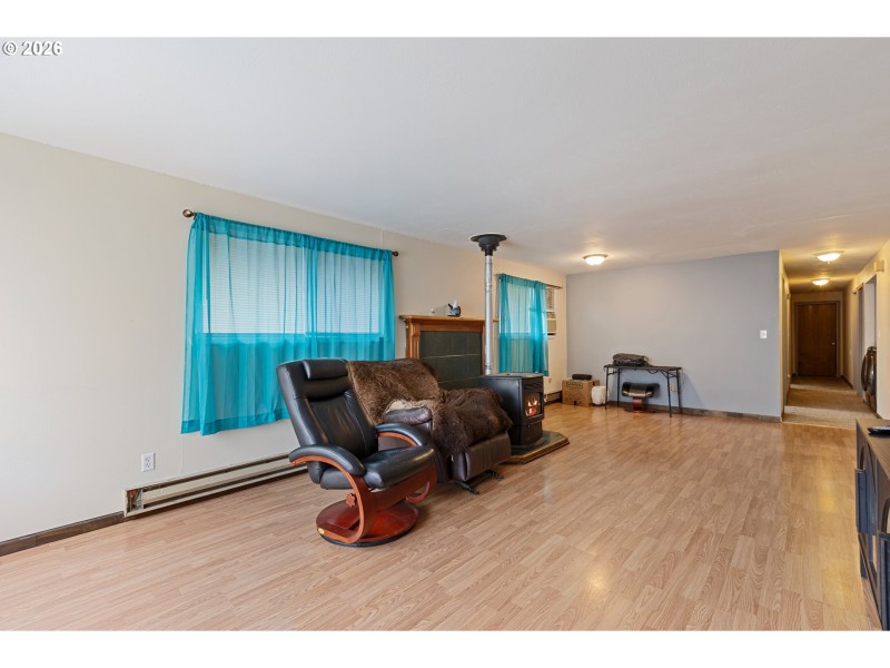 Living Room/Entrance