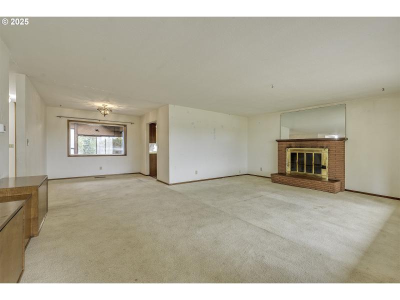 Living Room/Entrance