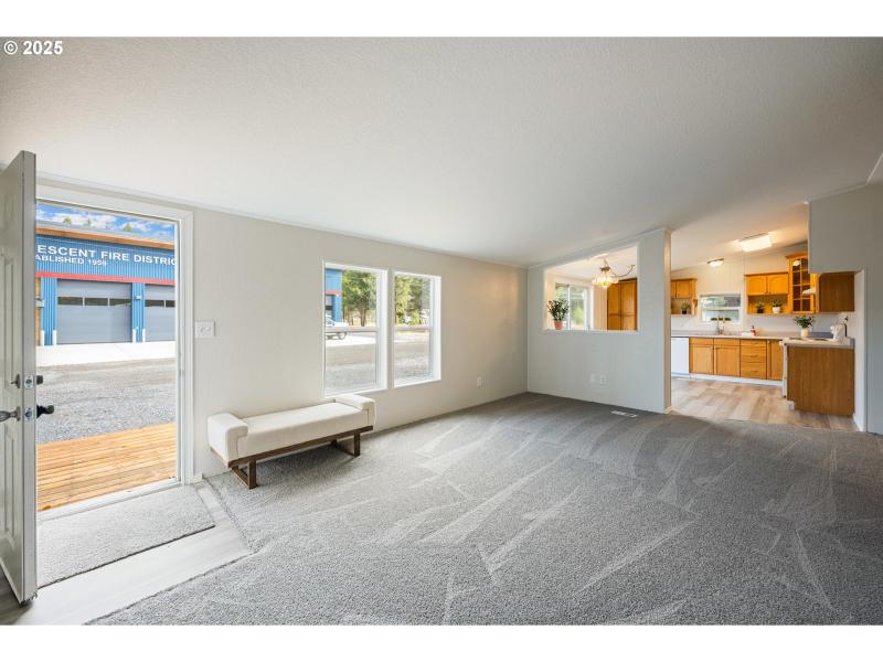 Living Room/Entrance