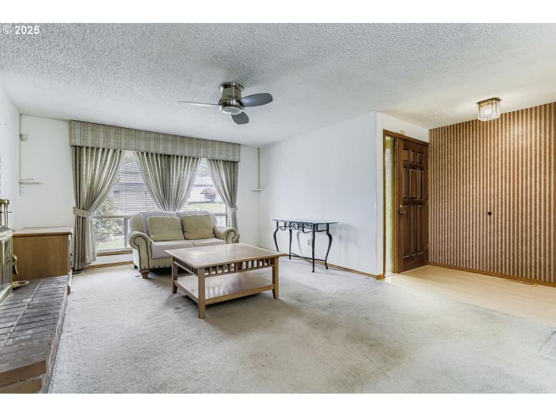 Living Room/Entrance