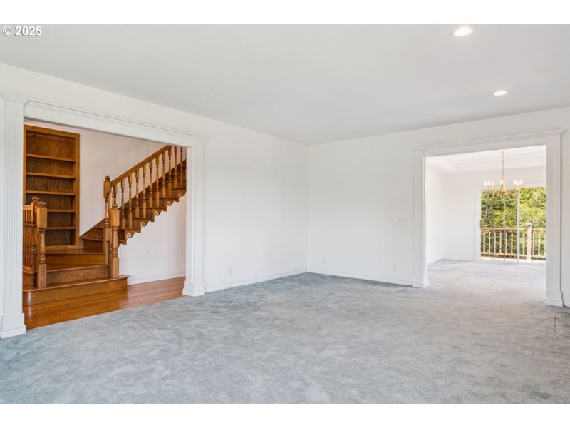 Living Room/Entrance