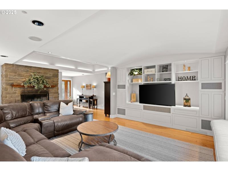 Living Room/Entrance