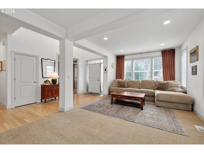 Living Room/Entrance