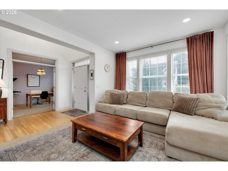 Living Room/Entrance