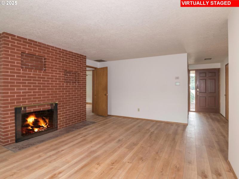 Living Room/Entrance