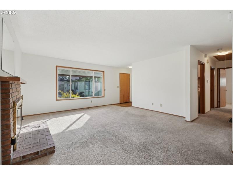 Living Room/Entrance