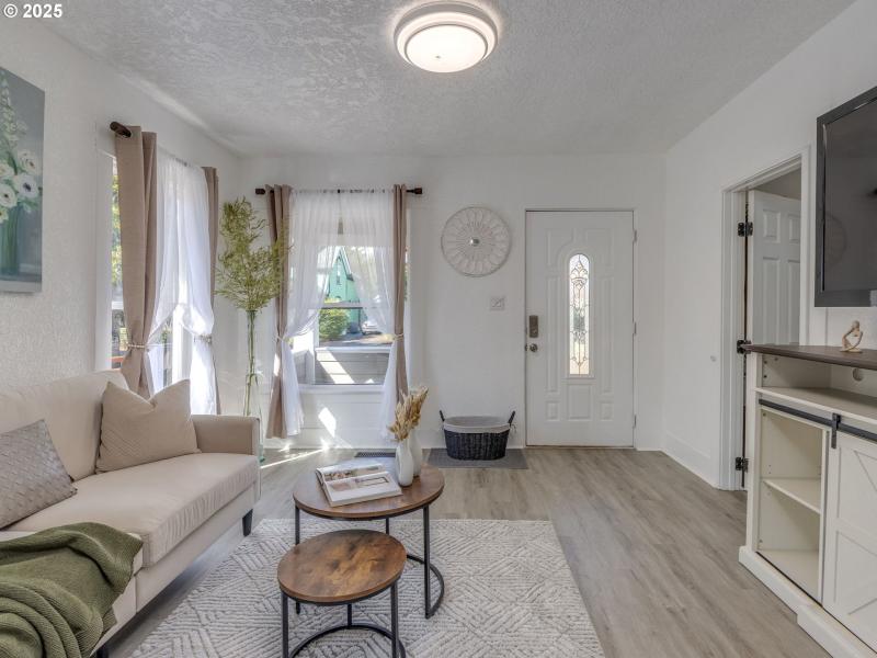 Living Room/Entrance