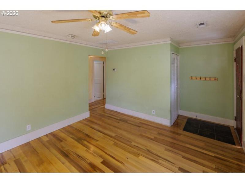 Living Room/Entrance