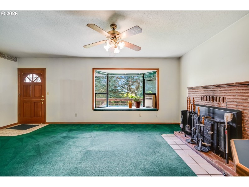 Living Room/Entrance