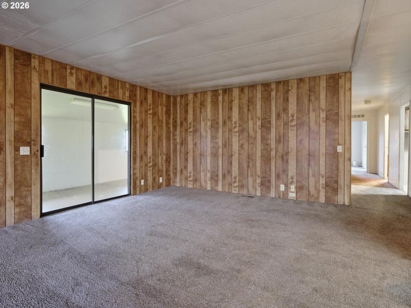 Living Room/Entrance