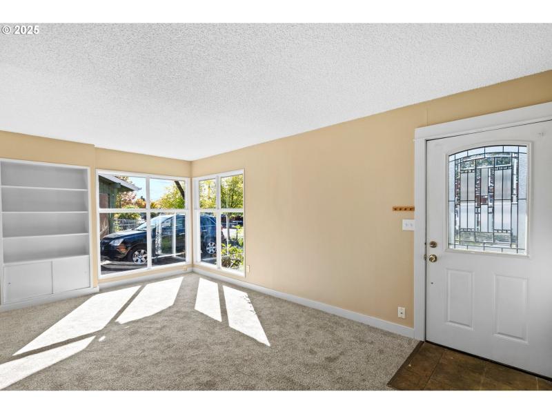 Living Room/Entrance