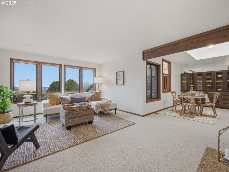 Living Room/Entrance