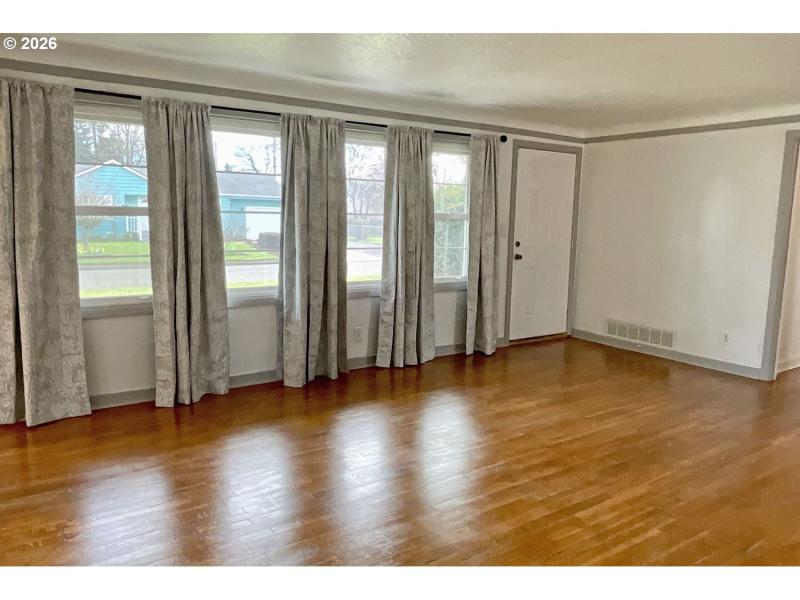 Living Room/Entrance