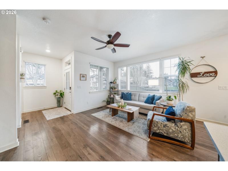 Living Room/Entrance