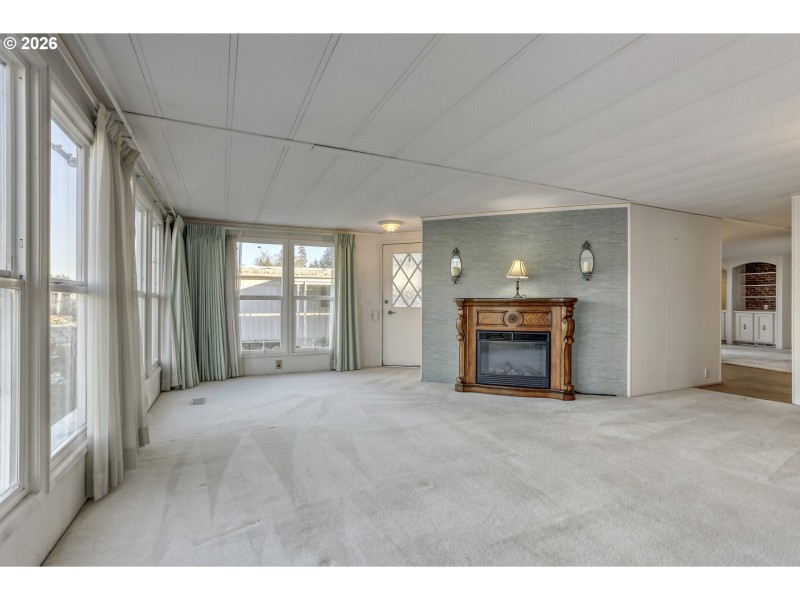 Living Room/Entrance