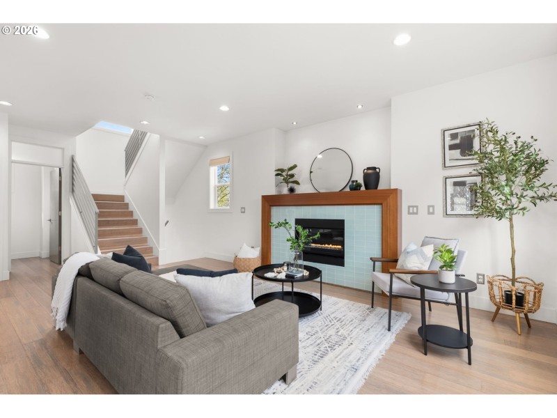 Living Room/Entrance