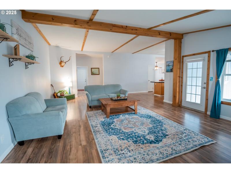 Living Room/Entrance