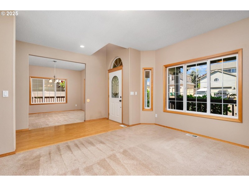 Living Room/Entrance