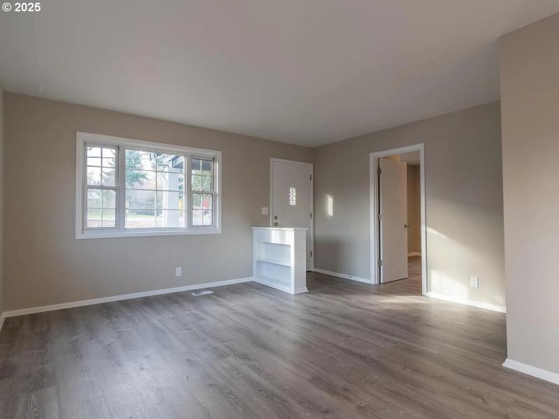 Living Room/Entrance