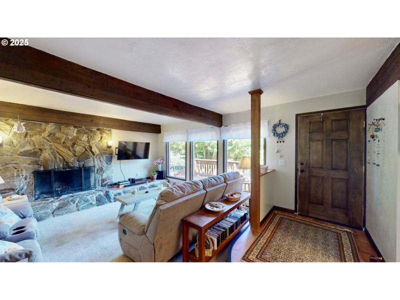 Living Room/Entrance