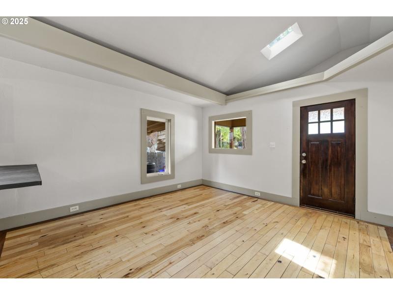 Living Room/Entrance