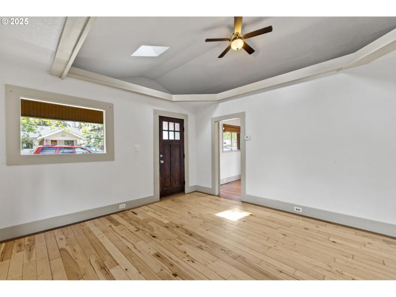 Living Room/Entrance