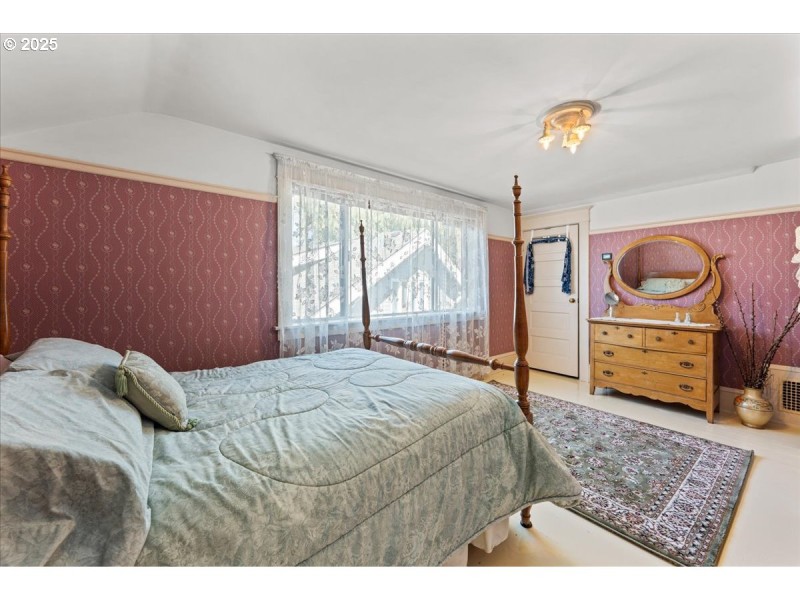 Bedroom, Primary
