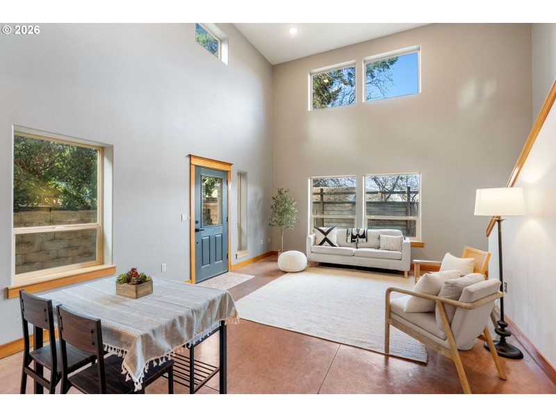 Living Room/Entrance