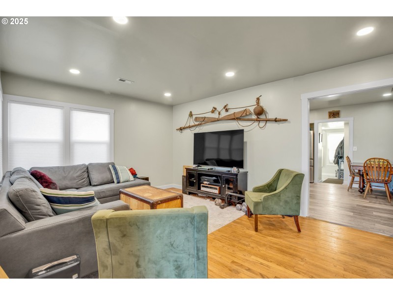 Living Room/Entrance