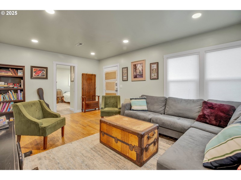Living Room/Entrance