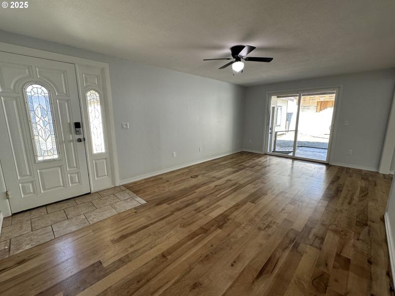 Living Room/Entrance