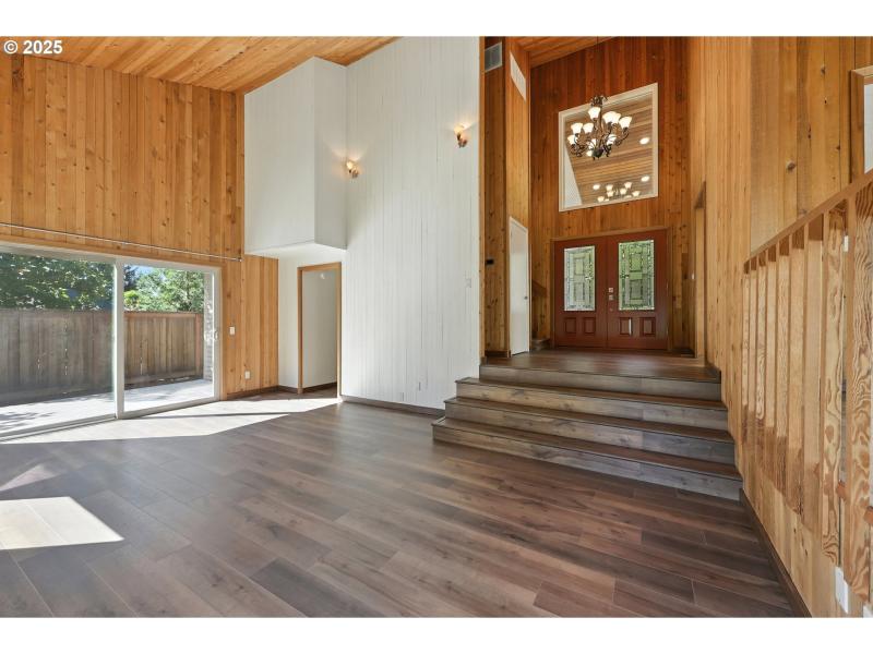 Living Room/Entrance