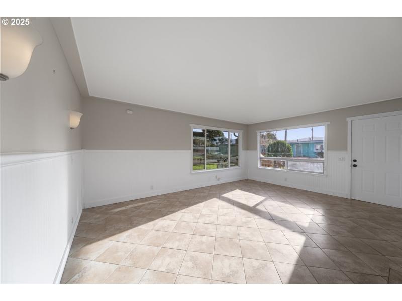 Living Room/Entrance