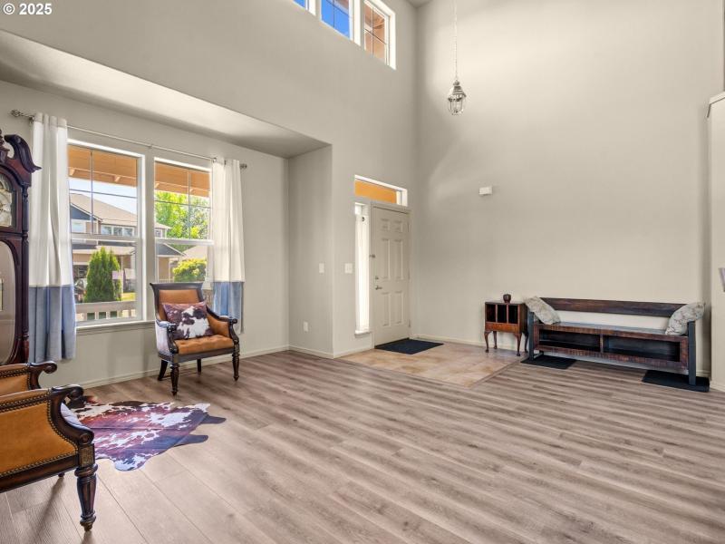 Living Room/Entrance